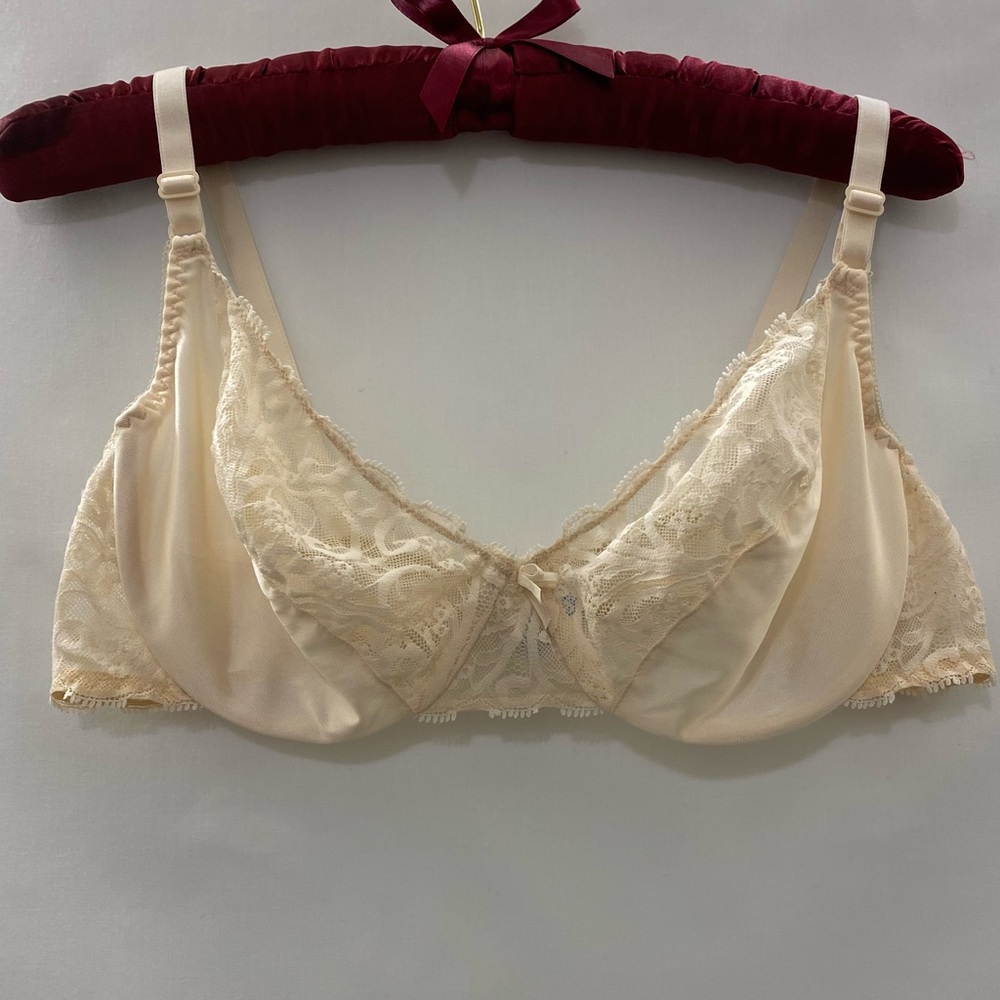 ❌SOLD❌Vintage cream Maidenform bra with matching lace